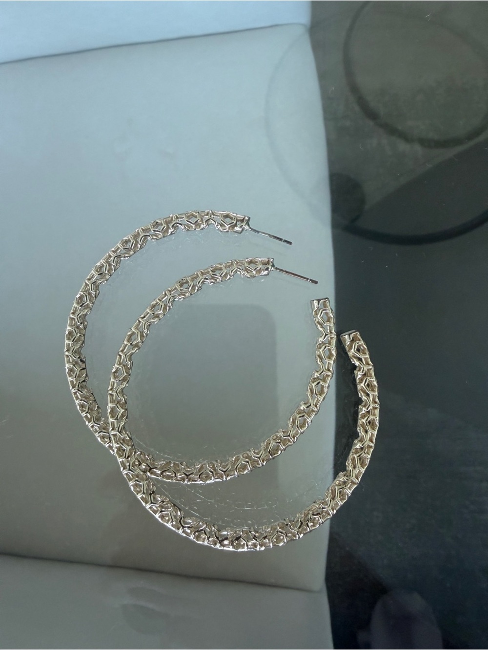 Kendra Scott Maggie Hoops Filigree in Gold